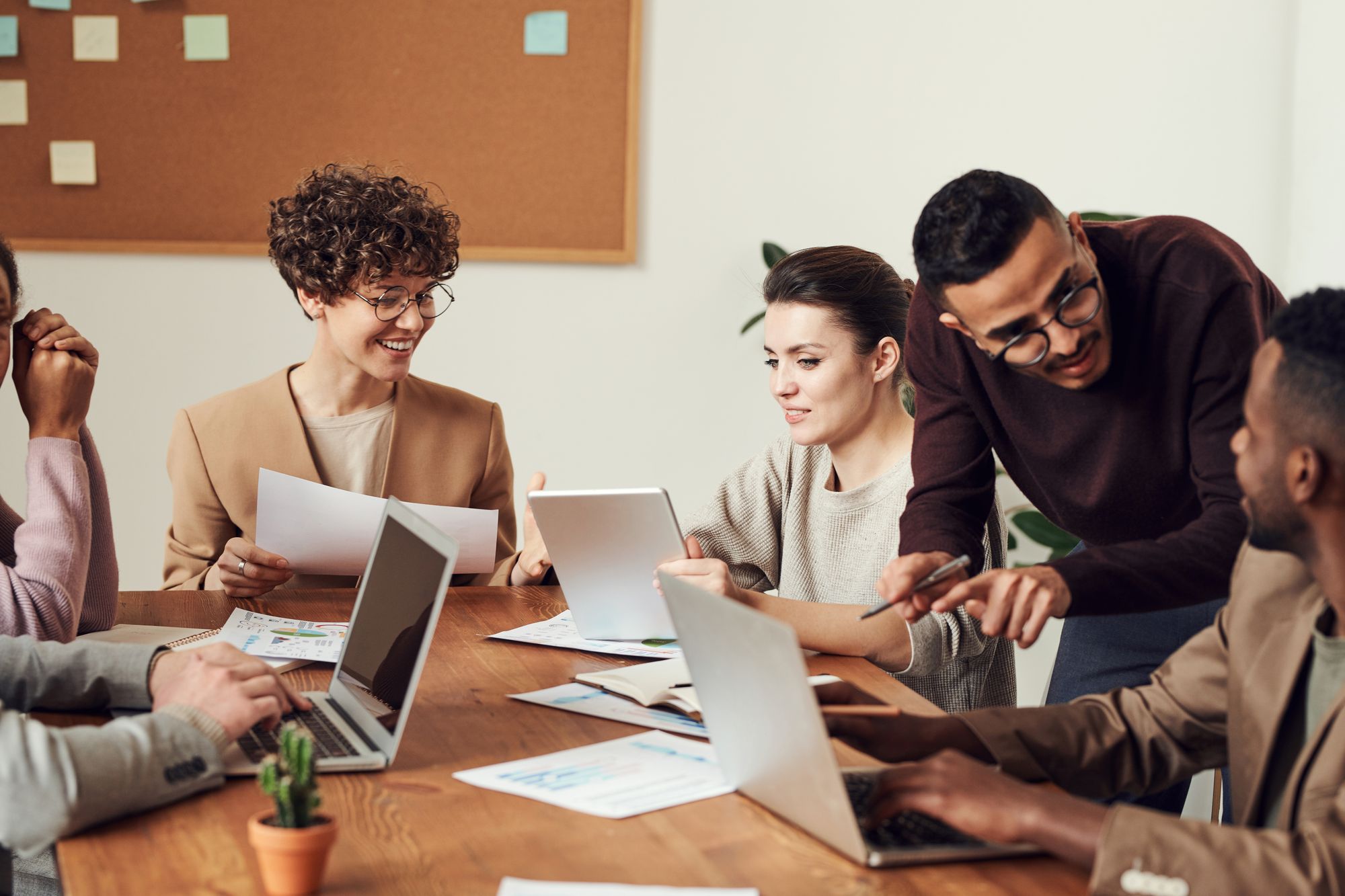 Une équipe en réunion de travail